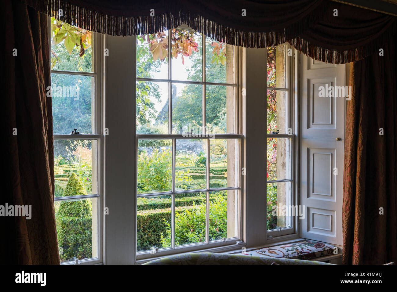 Bay window con las cortinas abiertas Fotografía de stock - Alamy
