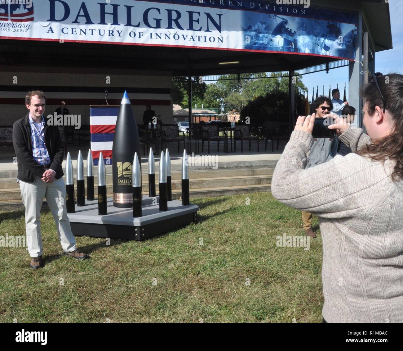 DAHLGREN, Virginia (Oct. 19, 2018) Dahlgren personal toma fotografías