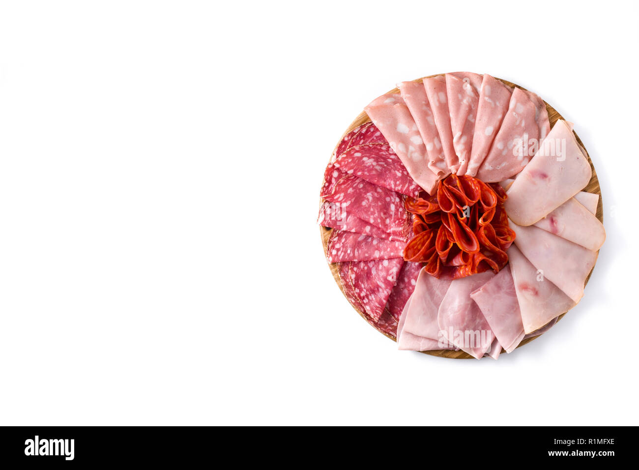 Tabla de cortar la carne en frío aislado sobre fondo blanco desde arriba. Jamón, salami, salchichas, mortadela y Turquía. Copyspace Foto de stock