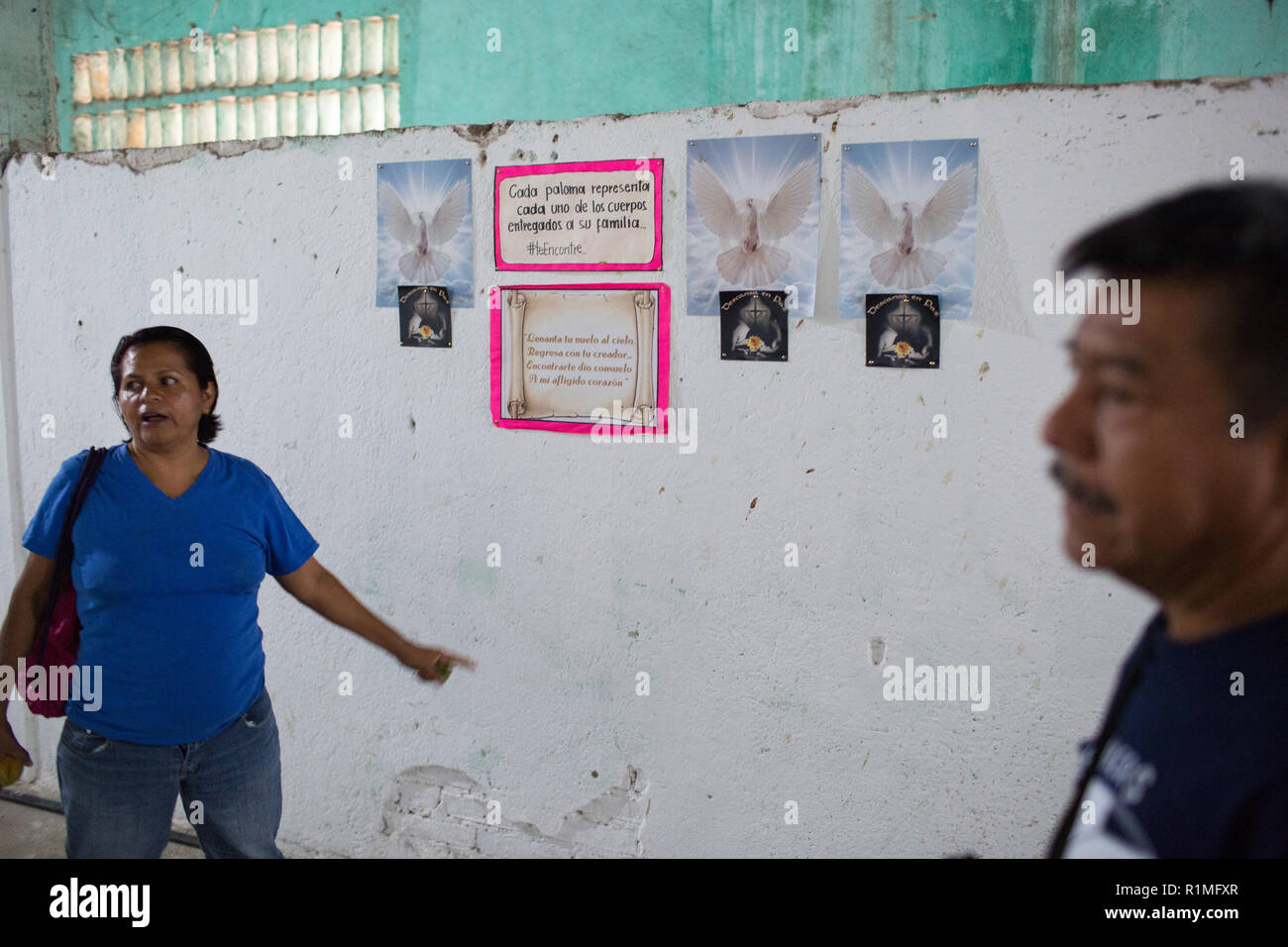 Una pared de palomas en la sede del grupo de búsqueda de un ciudadano, Iguala, Guerrero, México, 7 de febrero de 2016 en la iglesia de la Parroquia de San Gerardo. El grupo, que se compone de los familiares de personas desaparecidas, poner una paloma arriba de cada cuerpo que encuentran en una sepultura clandestina. Un pequeño grupo de tres representan restos que han sido identificados, y el grupo más grande de la derecha son los restos que aún no han sido identificados. Iguala es la ubicación donde 43 estudiantes de la escuela Ayotzinapa desaparecieron, en el otoño de 2014. La atención de la búsqueda de los alumnos descubrieron muchos otros clanes Foto de stock
