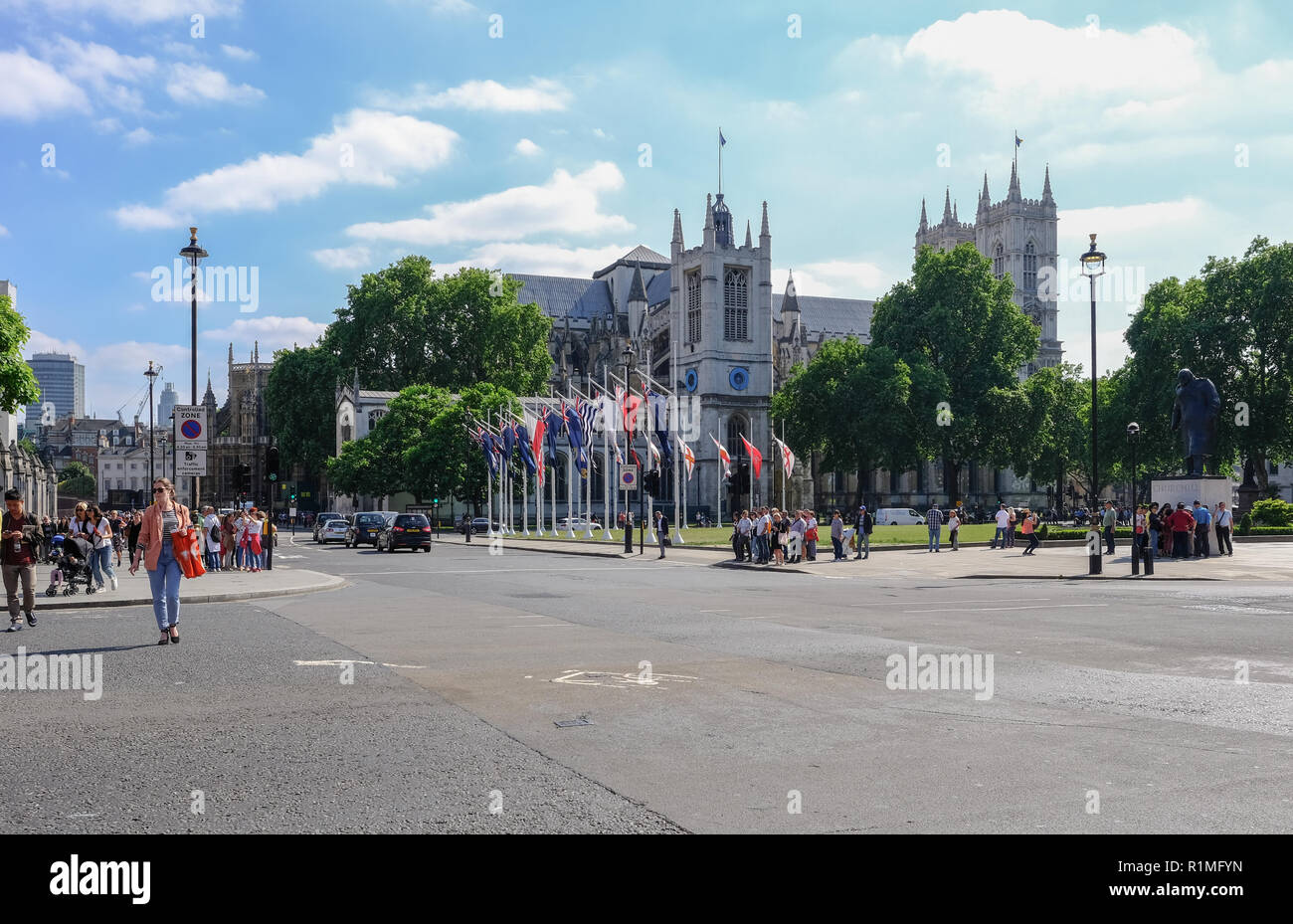 Lonodn, Westminster, Reino Unido - 8 de junio de 2018: ver a través de la carretera de la Abadía de Westminster con la gente y el tráfico, hacer una escena en la calle. Toma de verano i Foto de stock