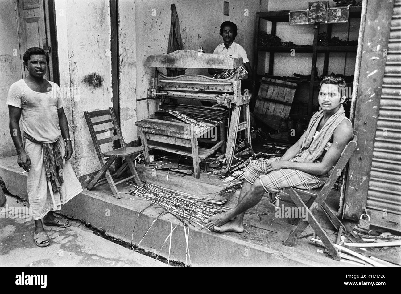 77/16 Chapa shop, la vieja Dhaka 1980 Foto de stock