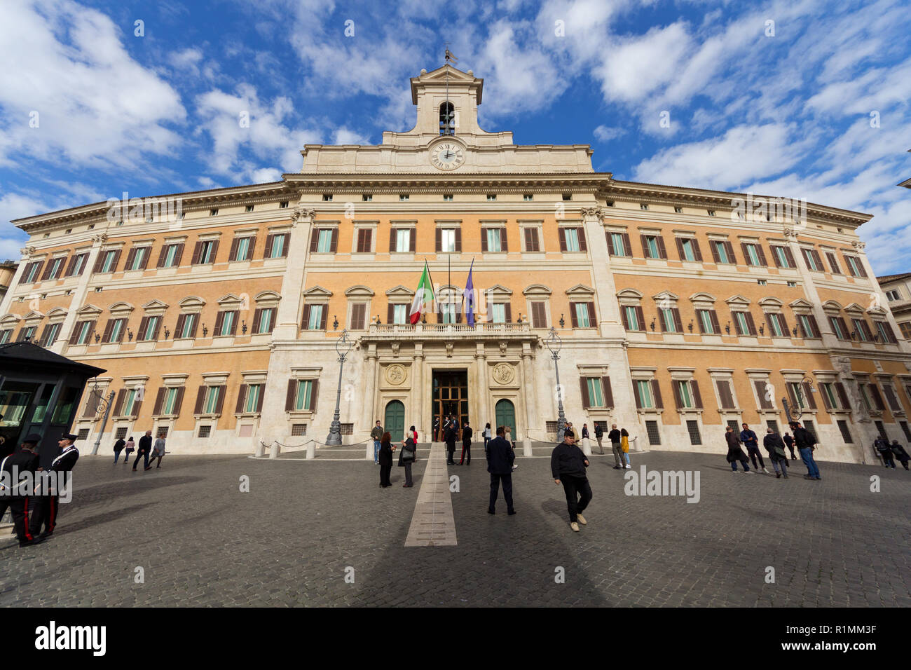 Palazzo Montecitorio (sede de la Cámara de Diputados italiana) - Roma Foto de stock