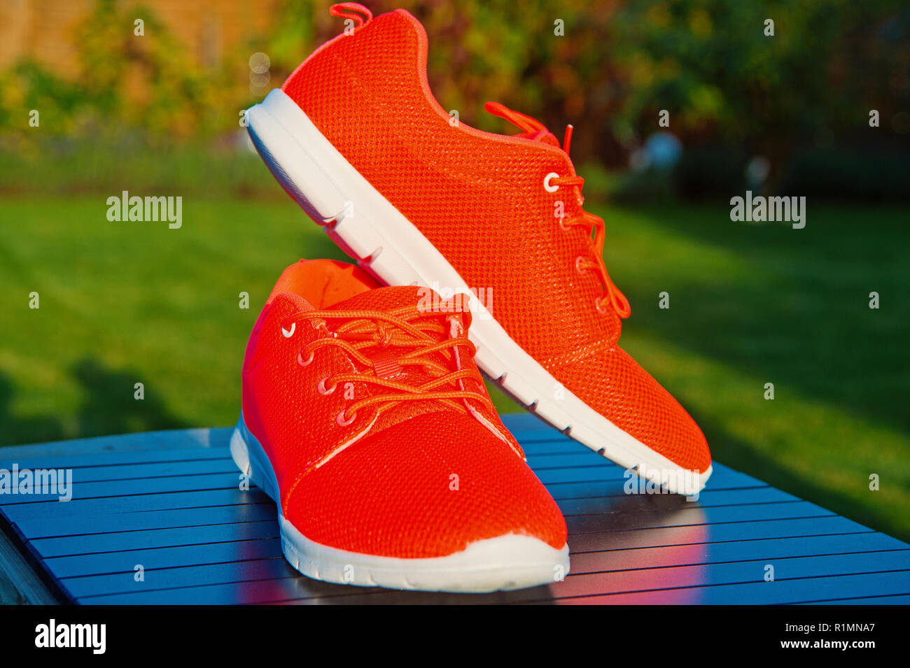 Zapatos deportivos color naranja brillante. Deportes al aire libre. naranja  zapatillas deportivas estilo moderno fitness y de salud Fotografía de stock  - Alamy