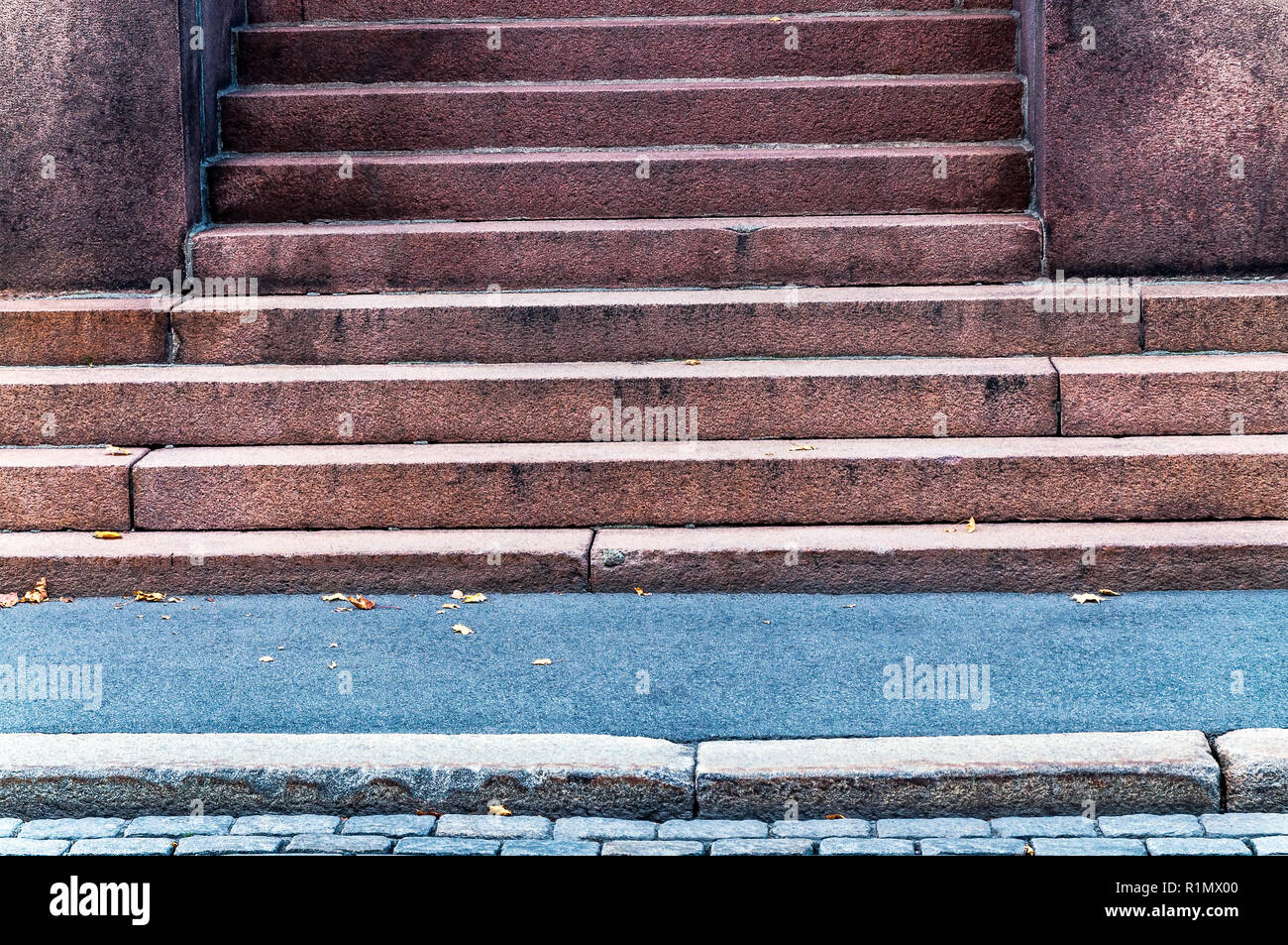 Detalle de la entrada del edificio urbano con ancianos y soportó la escalera de piedra que daba a la calle y aceras de la ciudad - antigua fachada arquitectónica con pasos en forma geométrica y líneas Foto de stock