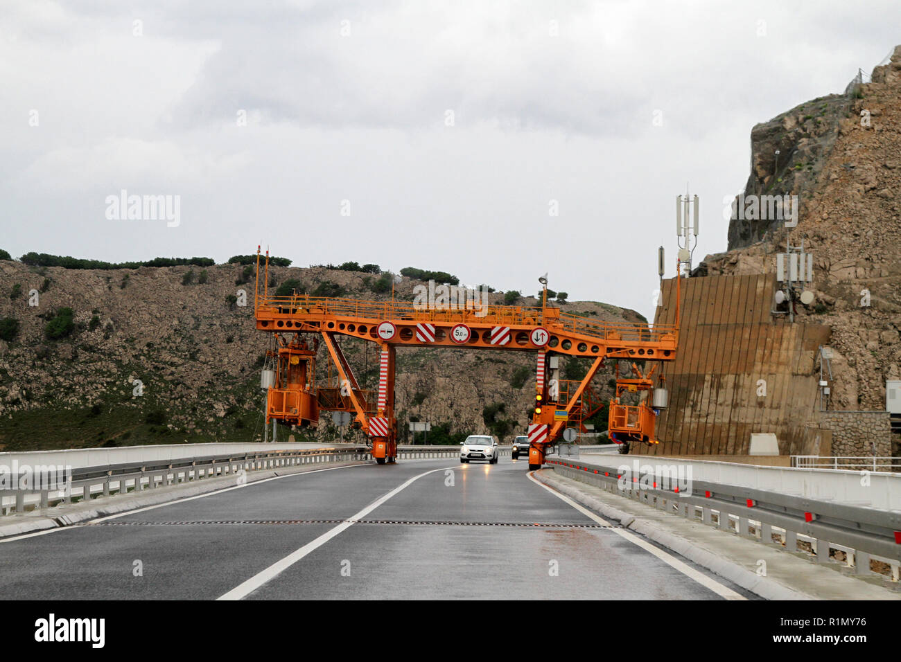 Krk, Croacia - Mayo 15, 2010 equipamiento del vehículo: Mantenimiento de una carretera en el puente a la isla de Krk, Croacia. Foto de stock