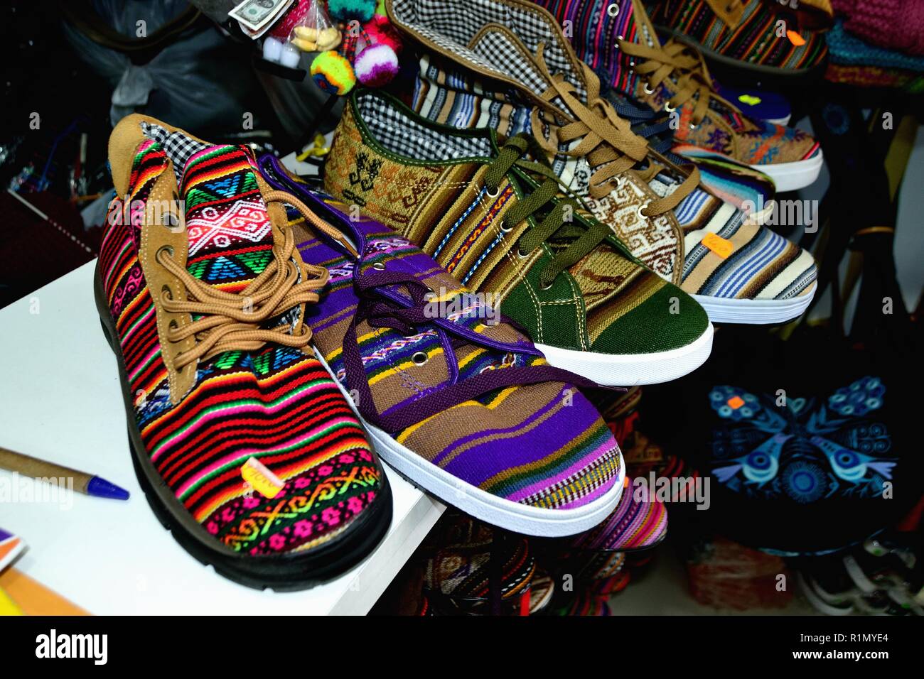Sneakers zapatos- Mercado en Huaraz. Departamento de Ancash.Perú Fotografía  de stock - Alamy