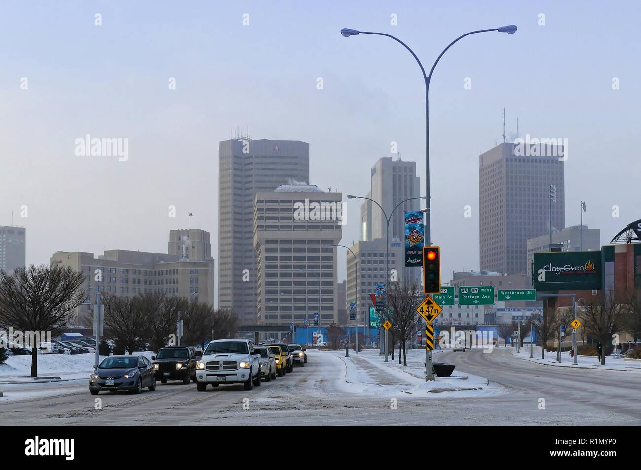 Winnipeg, Manitoba, Canadá - 2014-11-18: Winnipeg Downtown paisaje urbano: Invierno vista en Winnipeg Downtown visto desde Provencher Blvd. Foto de stock