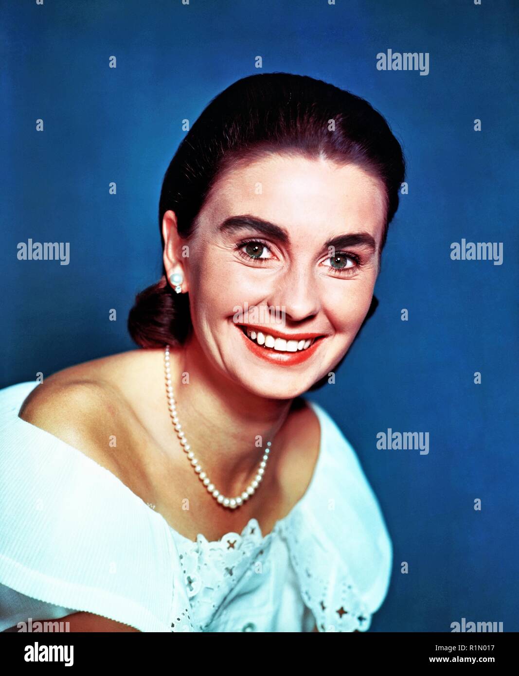 Simmons fue nominado para el premio de la Academia para la Mejor Actriz de Reparto por Hamlet (1948), y ganó un Golden Globe Award a la Mejor Actriz para chicos y muñecas (1955). Otras notables apariciones cinematográficas incluidas Young Bess (1953), la túnica (1953), Elmer Gantry (1960), Espartaco (1960), y la película de 1969 el final feliz, por lo que fue nominada para el premio de la Academia para la mejor actriz. Ella también ganó un Emmy por la miniserie de 1983 El Pájaro Espino. Archivo fotográfico de Hollywood / MediaPunch Foto de stock