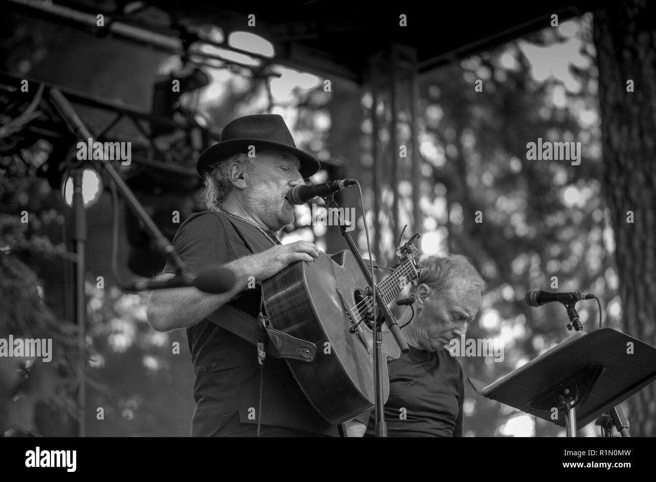 Hermanos Negros Fotos E Imagenes De Stock Alamy https www alamy es grass valley california ee uu 29 de octubre de 2018 hermanos negros en la kvmr festival celta nevada county fairgrounds representacion en blanco y negro fo image224811017 html