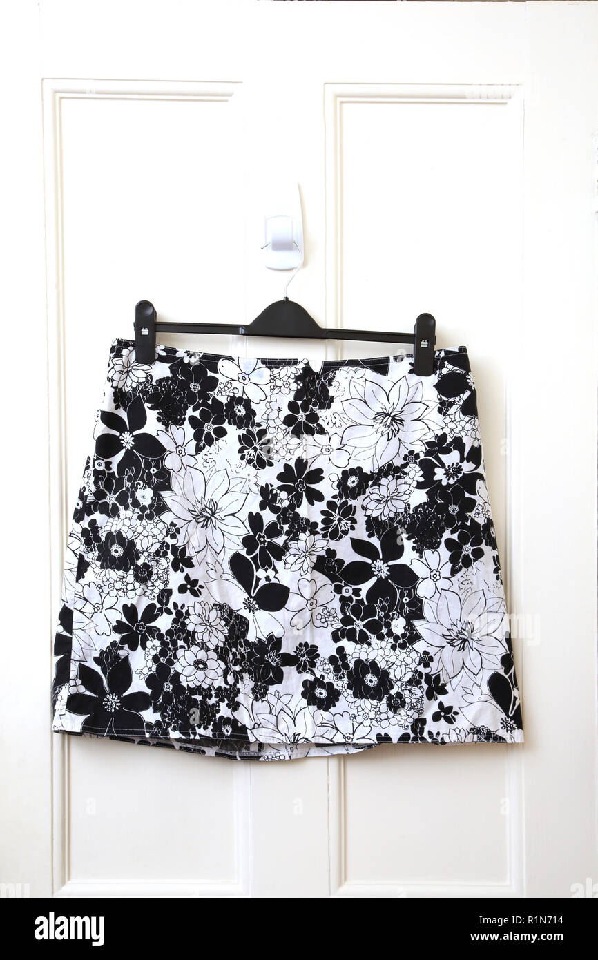 Flores impresas en blanco y negro falda recto corto Fotografía de stock -  Alamy