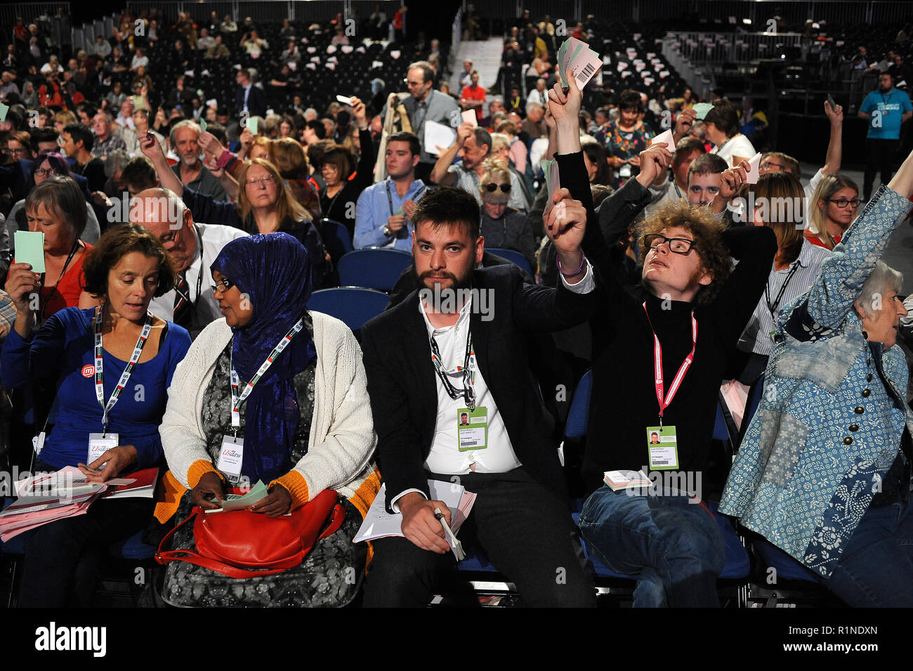 Liverpool, Inglaterra. El 23 de septiembre, 2018. Los delegados elevar sus brazos sosteniendo sus papeletas, mientras se espera para emitir su voto tras la de Foto de stock