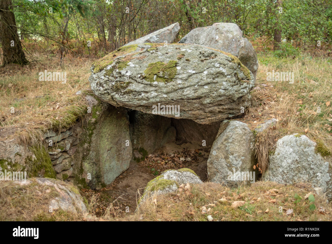 Dolmen prehistórico tumbas neolíticas Raven 2 Fotografía de stock Alamy