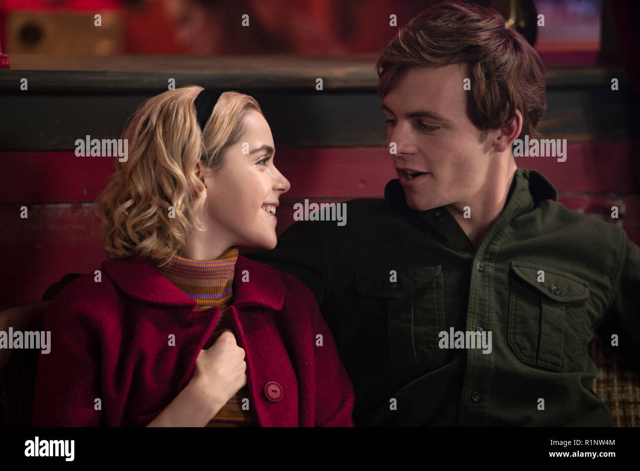 Escalofriantes aventuras de Sabrina, Kiernan Shipka, Ross Lynch en "Capítulo  4: Academia de brujas', (temporada 1, episodio 104 ,transmitió el 26 de  octubre de 2018). ph: Diya Pera / ©Netflix / cortesía Colección Everett  Fotografía de stock - Alamy