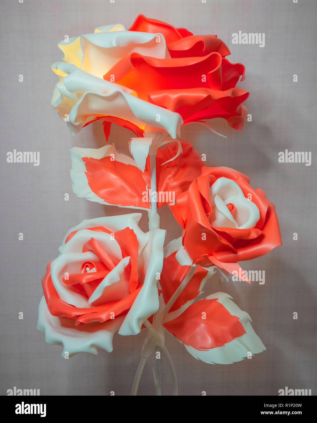 Grandes flores artificiales, decoración del hogar Fotografía de stock -  Alamy