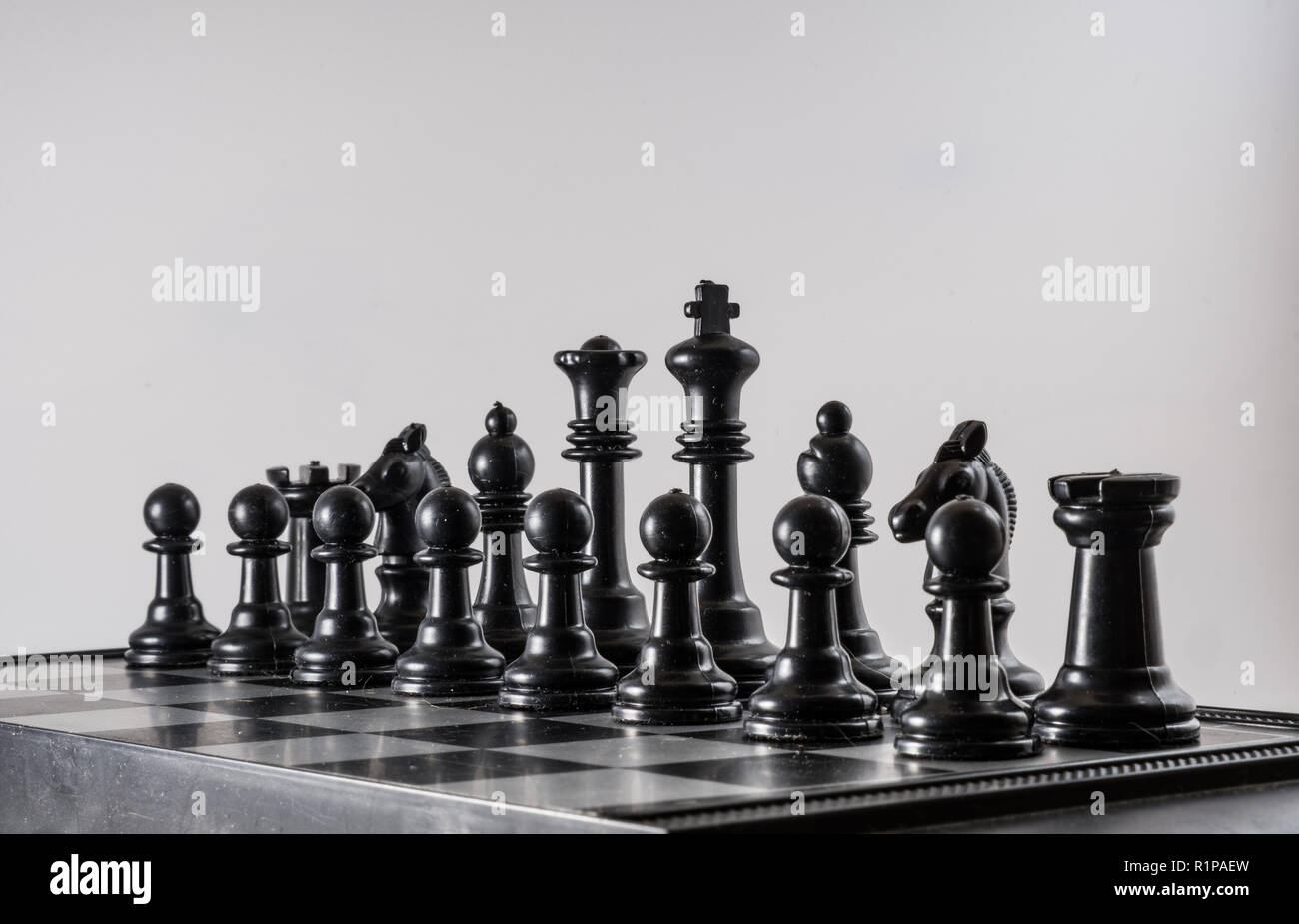 Vista lateral de ajedrez negro sobre un fondo negro 2018 Foto de stock
