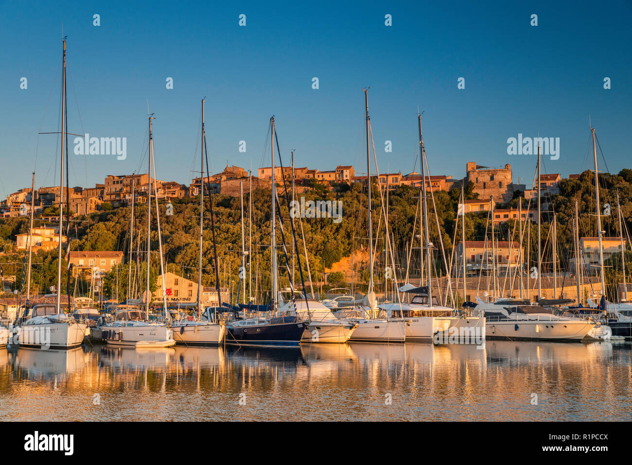 Los barcos de la marina en el Golfo de Porto-Vecchio, la ciudadela en la colina, Freto microregion de Porto-Vecchio, Corse du Sud, Córcega, Francia Foto de stock