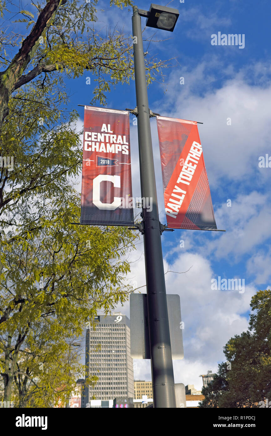 Banners celebrando los Cleveland Indians como el equipo de béisbol de la Liga Americana de 2018 champs Central cuelgan de urnas en East 9th Street en Cleveland. Foto de stock
