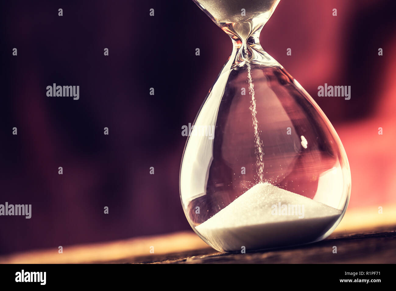 Reloj moderno en tiempo de ejecución sobre la mesa de madera. Foto de stock