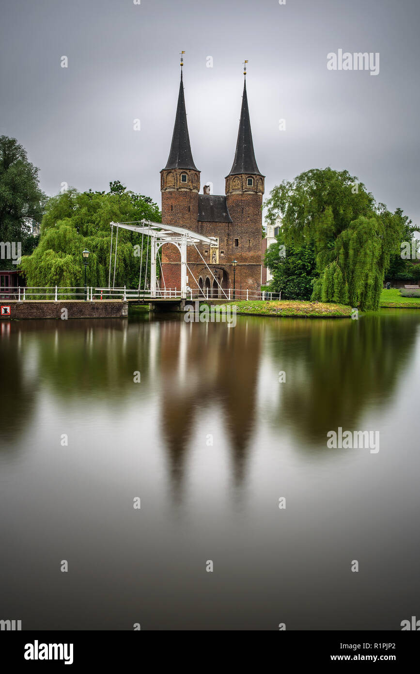 Puerta oriental, canal e histórico puente levadizo en Delft, Holanda Foto de stock