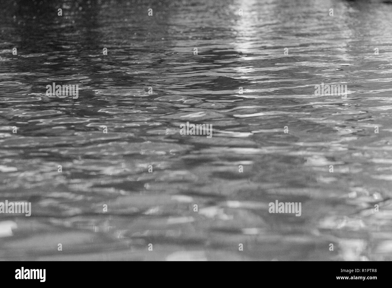 Ondas de agua gris Foto de stock