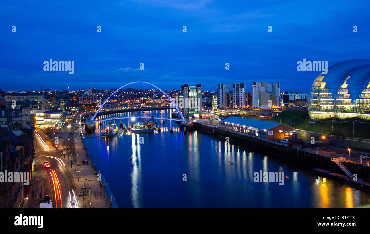 Newcastle upon Tyne/Inglaterra - 17 de febrero de 2012: el puente del milenio en la noche durante los trabajos de construcción Foto de stock