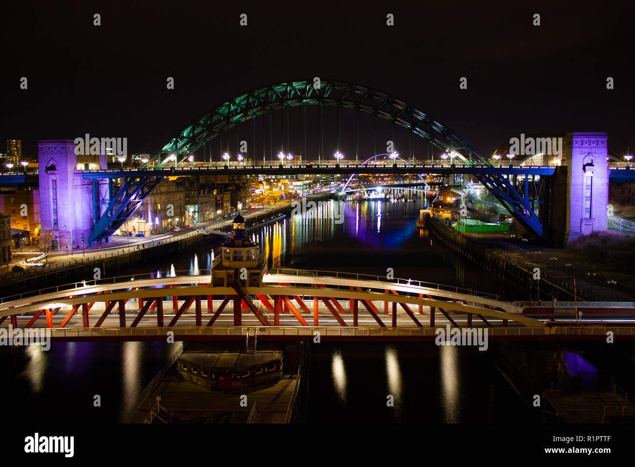 Newcastle upon Tyne/Inglaterra - 17 de febrero de 2012: Tyne Bridge y el puente colgante de noche Foto de stock
