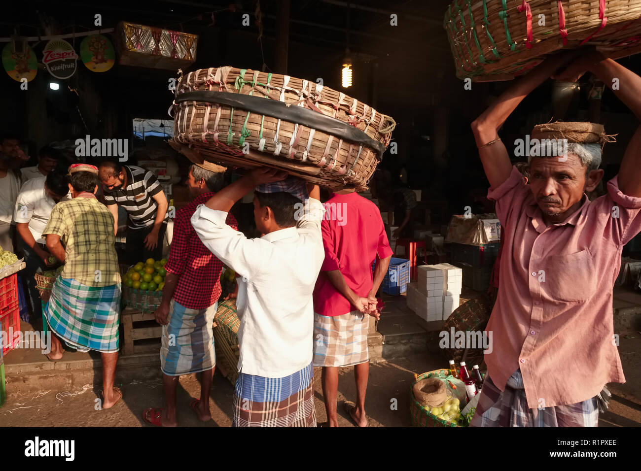 Cargadores en el mercado Crawford, Mumbai, India, Ahora oficialmente llamado Mahatma Jyotiba Phule Mandai, equilibrar su 'palti' o cestas sobre sus cabezas Foto de stock