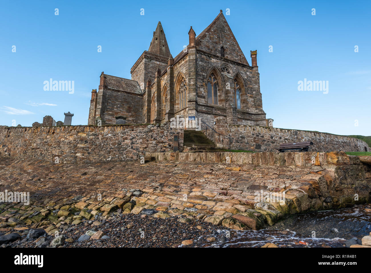 St Monans iglesia data de tiempos medievales y está situado en una posición aislada en el borde mismo del mar del Norte en el East Neuk de Fife, Scotlan Foto de stock