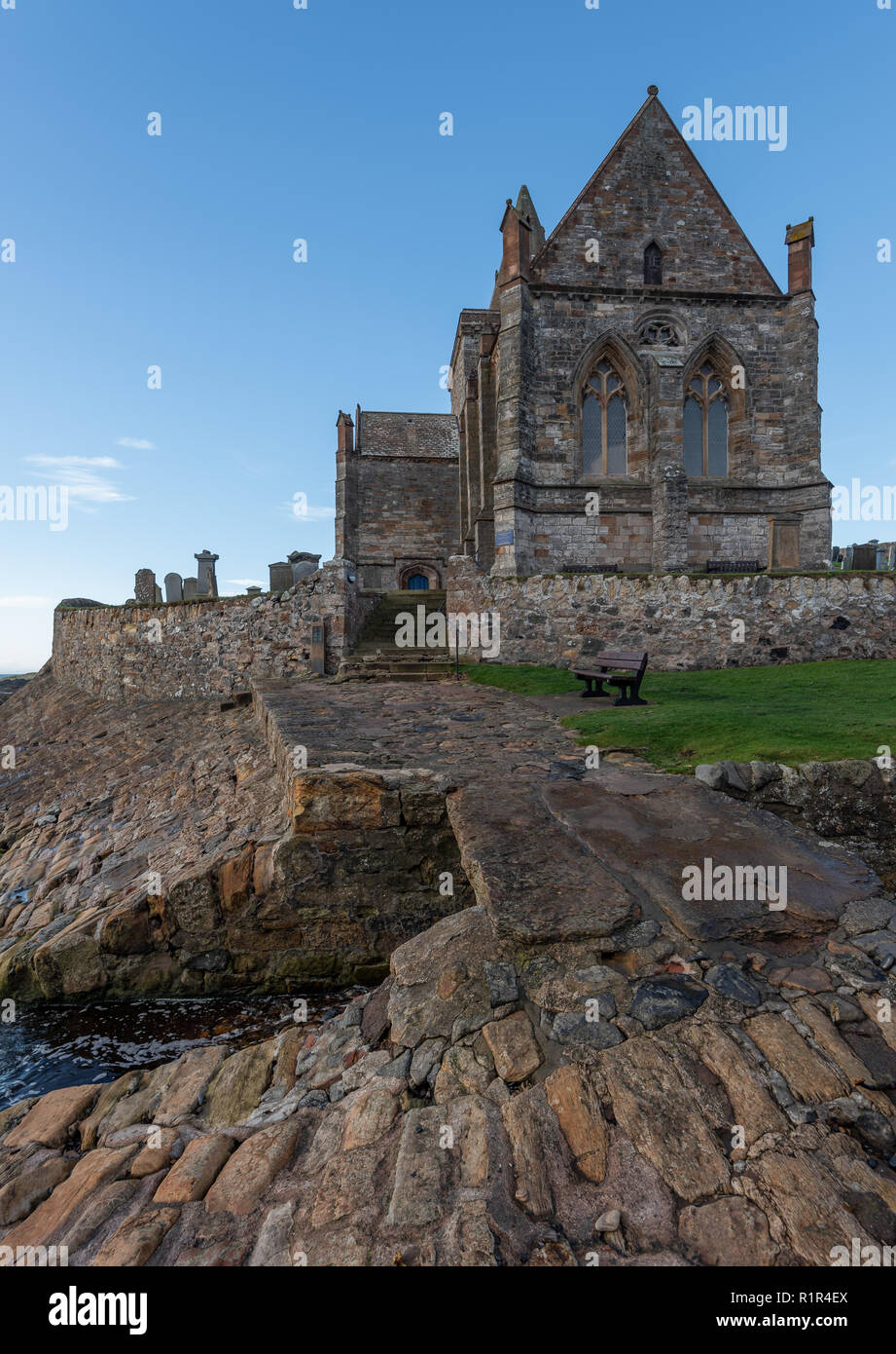 St Monans iglesia data de tiempos medievales y está situado en una posición aislada en el borde mismo del mar del Norte en el East Neuk de Fife, Scotlan Foto de stock