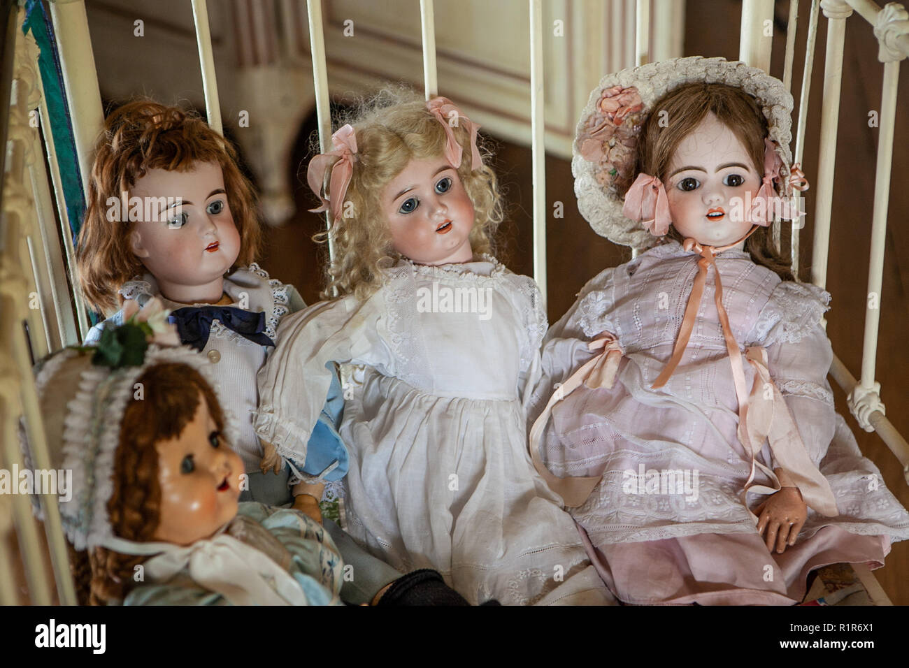 Colección de muñecas viejas de miedo fotografías e imágenes de alta  resolución - Alamy