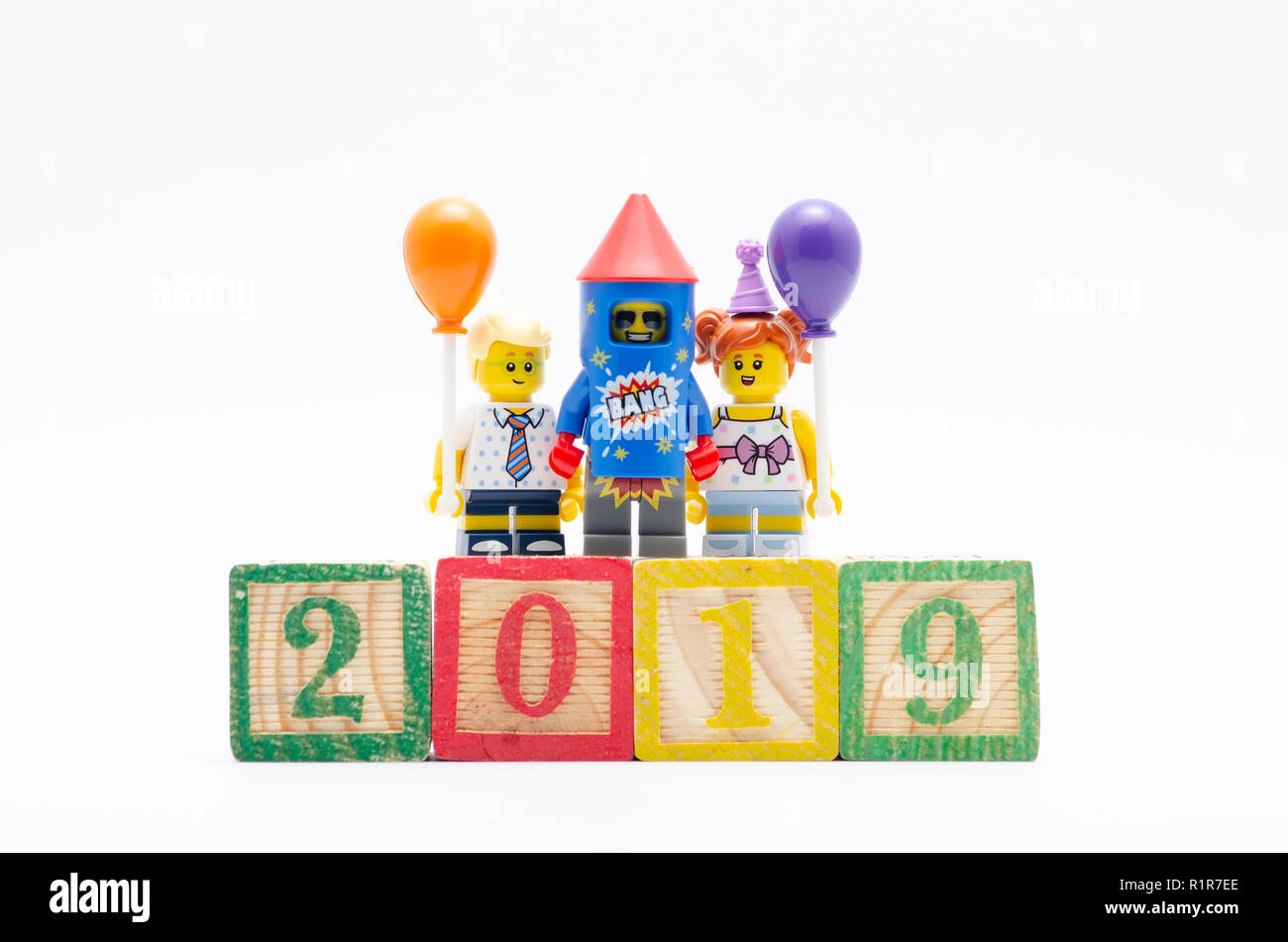 Lego guy fuegos artificiales con un chico y una chica sujetando parado en el número 2019. Lego minifigures son por el Grupo Lego Fotografía de stock - Alamy