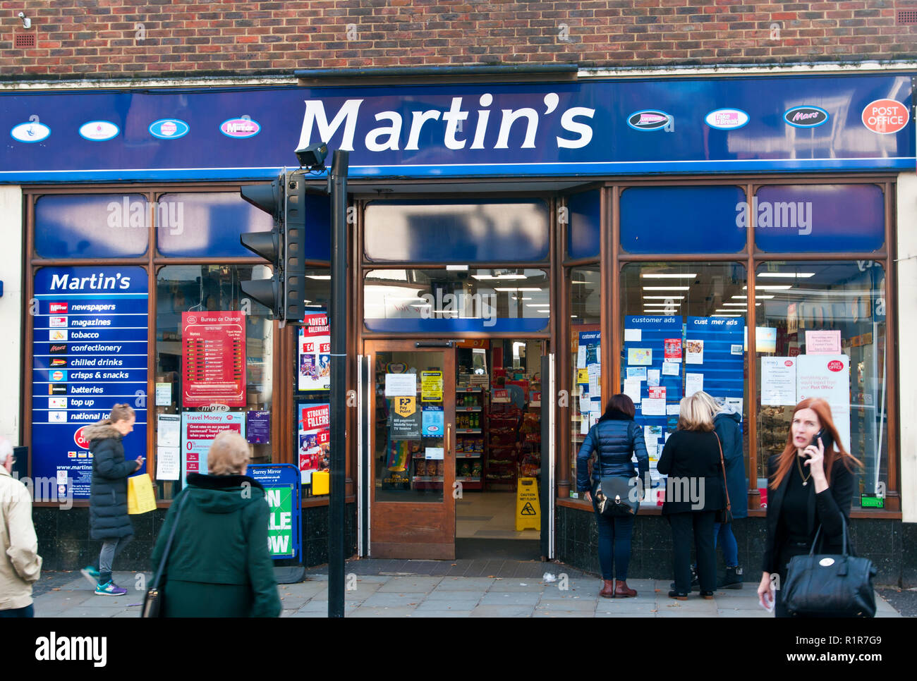 Exterior de un combinado de Martins quioscos de prensa tienda y oficina de correos Foto de stock