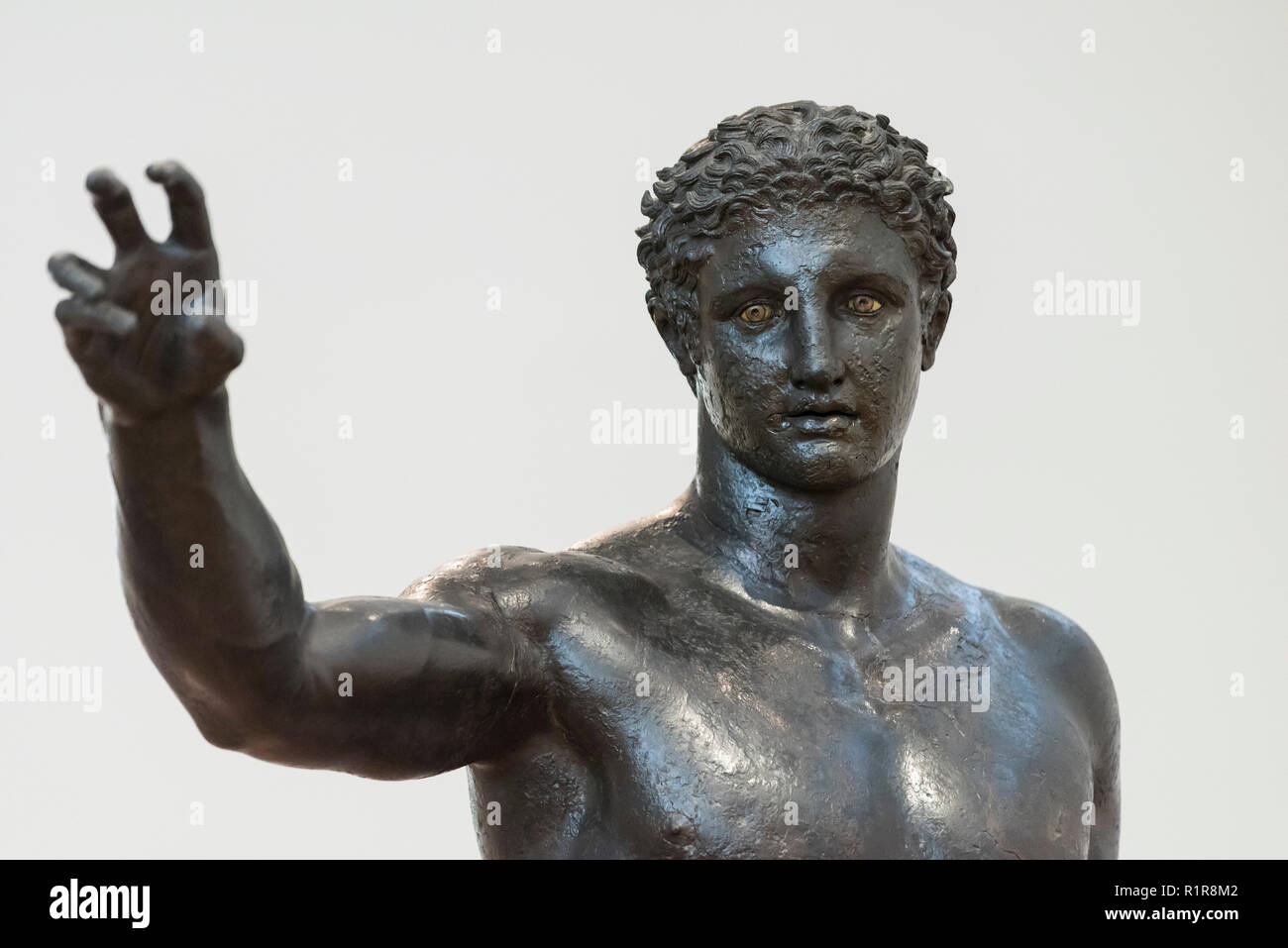 Atenas. Grecia. La Antikythera (Juventud), Ephebe griego antiguo estatua de bronce de la Antikythera naufragio, fechada ca. 340-330 A.C. Archaeologi nacional Foto de stock