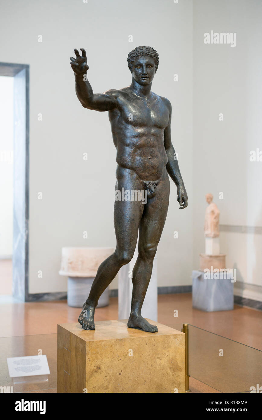 Atenas. Grecia. La Antikythera (Juventud), Ephebe griego antiguo estatua de bronce de la Antikythera naufragio, fechada ca. 340-330 A.C. Archaeologi nacional Foto de stock