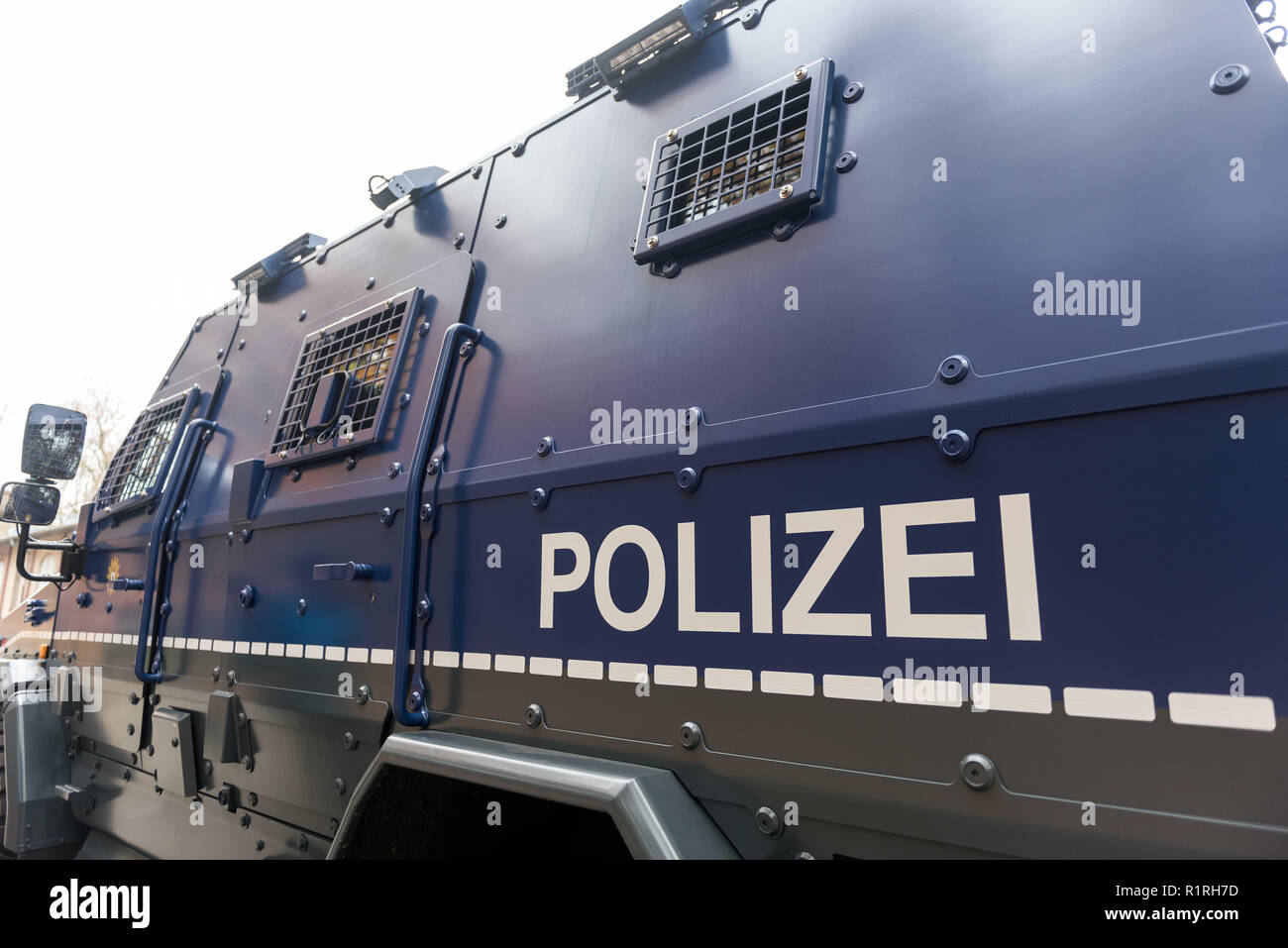 Noviembre 14, 2018 - Berlín, Alemania - Policía palabra visto escrita sobre  el vehículo blindado superviviente R durante
