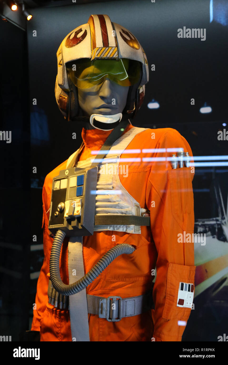 Sydney, Australia. El 15 de noviembre de 2018. Vista previa multimedia de  identidades de STAR WARS: La exposición en el Museo Powerhouse. Foto: Luke  Skywalker, traje de piloto rebelde desgastadas por el