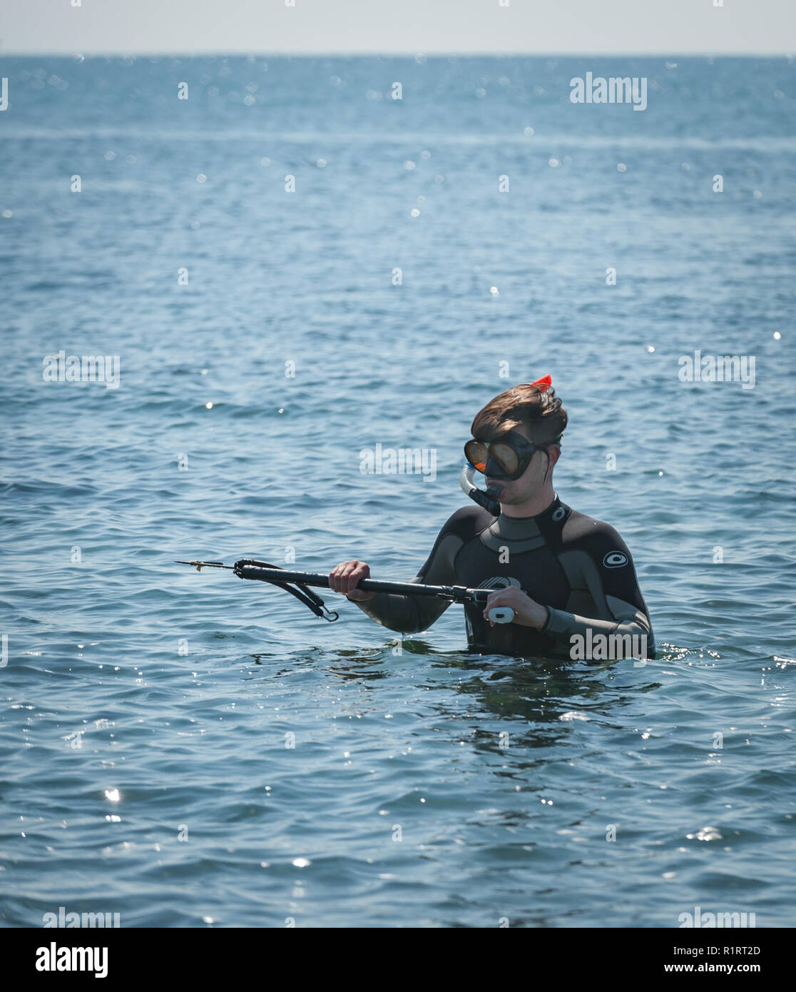 Un estudiante de sexo masculino está listo para ir de buceo y la pesca submarina en el mar alrededor de Cardigan Bay. Foto de stock