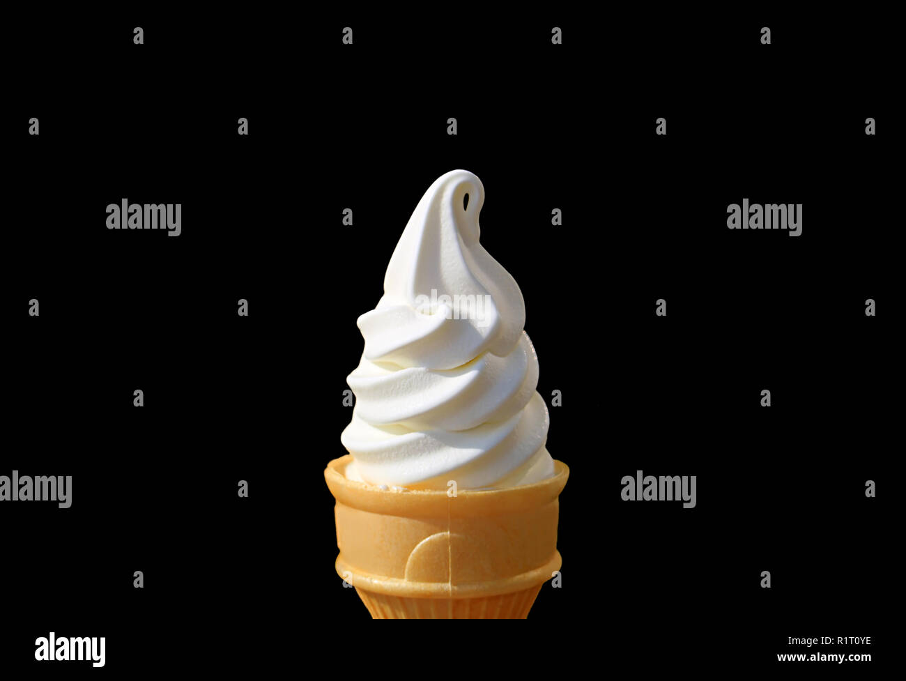 Vista frontal de la Vainilla suave servir helado cono aislado sobre fondo negro Foto de stock