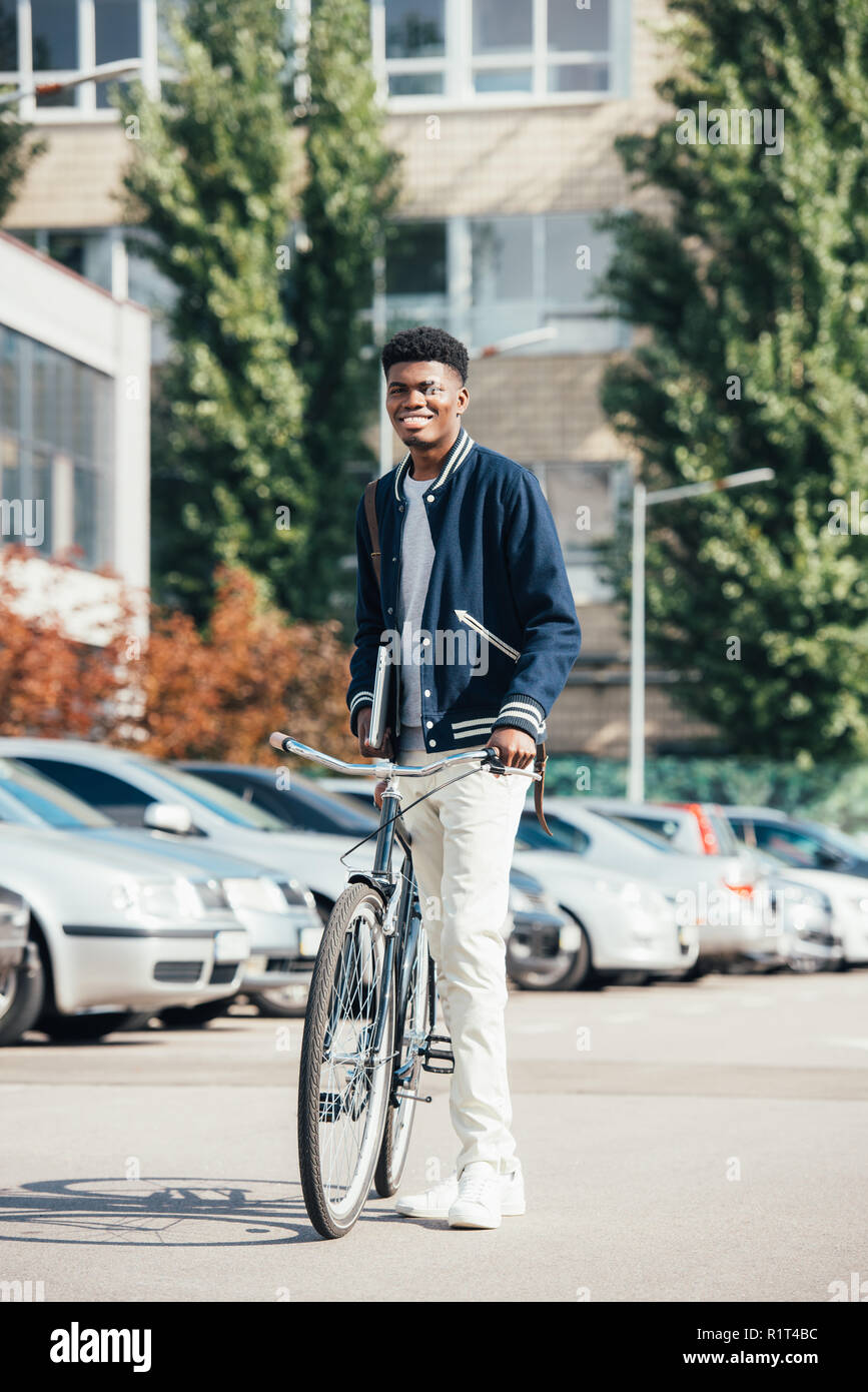 Afroamericanos alegre hombre elegante con bicicleta en la ciudad de urbana Foto de stock