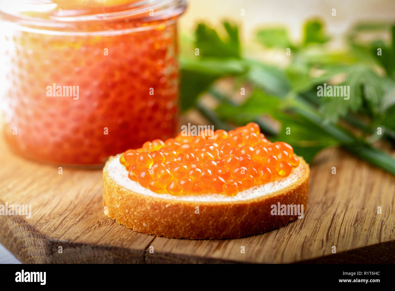 Bocadillos de caviar, huevas de salmón sobre el pan Foto de stock