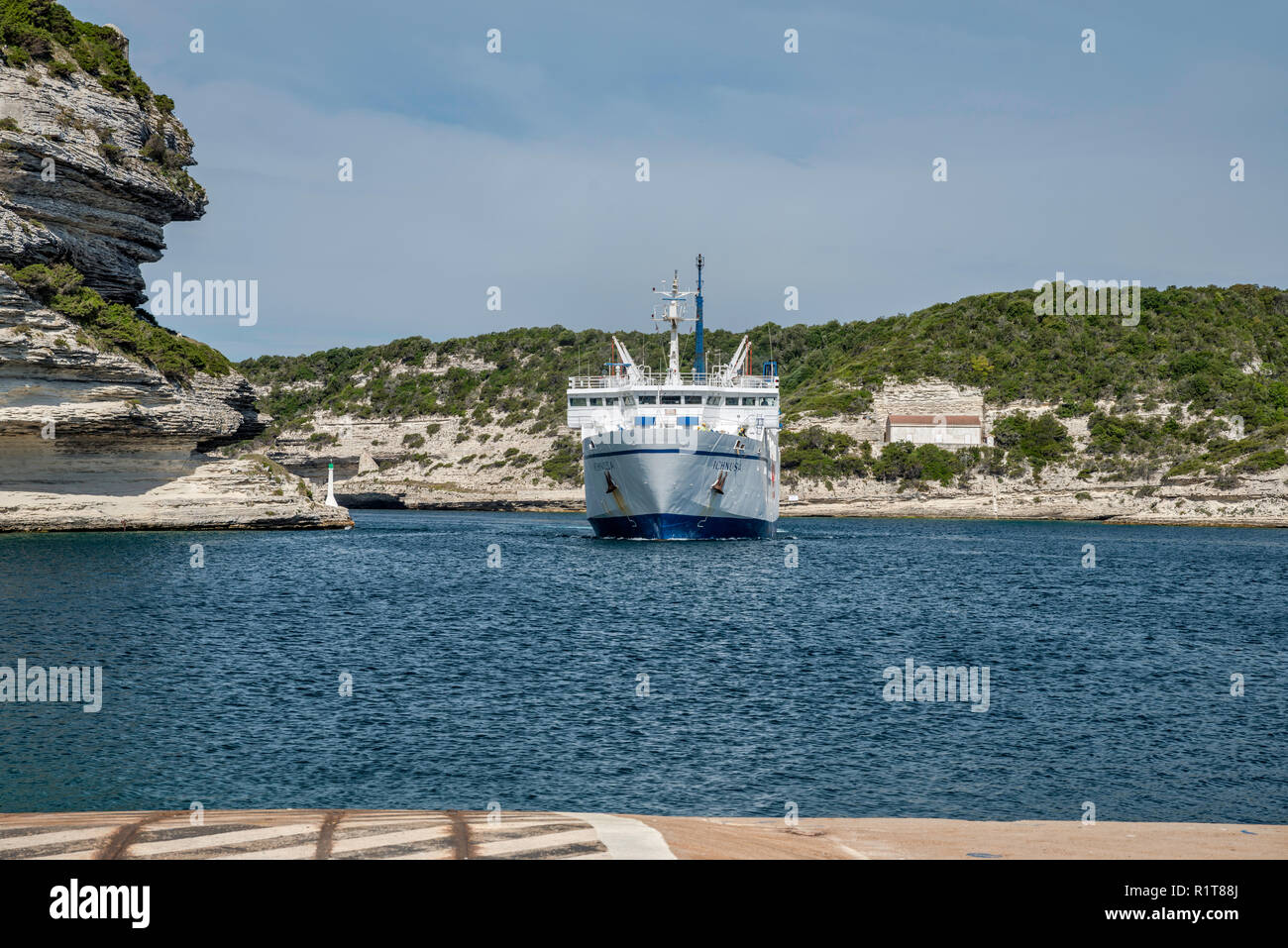 MS Ichnusa ferry procedente de Santa Teresa di Gallura, Cerdeña, acercándose a la terminal en el puerto de Bonifacio, Corse du Sud, Córcega, Francia Foto de stock