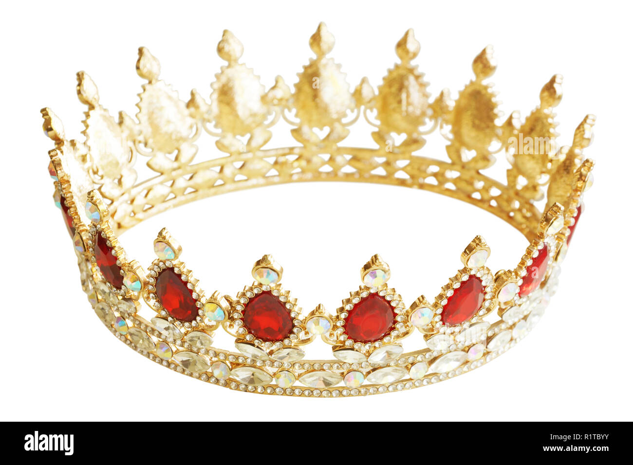 Corona de oro con diamantes de color rojo y blanco. Tiara de oro para la  princesa. Joyas caras. Decoración para el rey o la reina, magia crown  aislado en blanco Fotografía de
