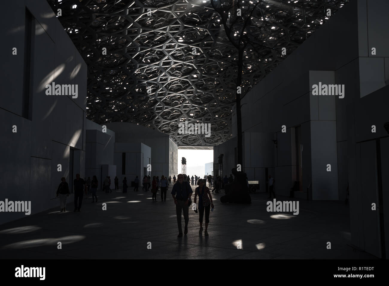 Turista visitando el Louvre Abu Dhabi, Emiratos Árabes Unidos Foto de stock