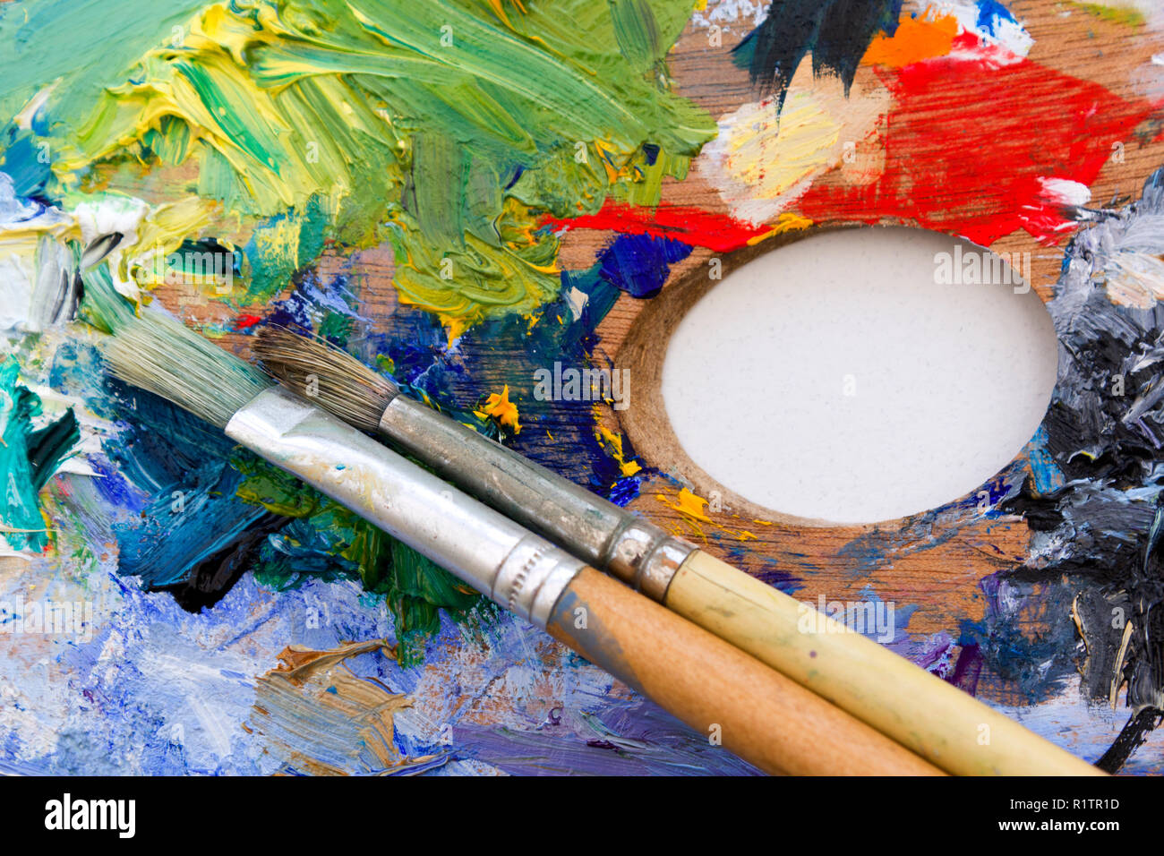 Muchos coloridos pinceles, pintura acrílica, círculo de color, la paleta  del artista, Alemania Fotografía de stock - Alamy