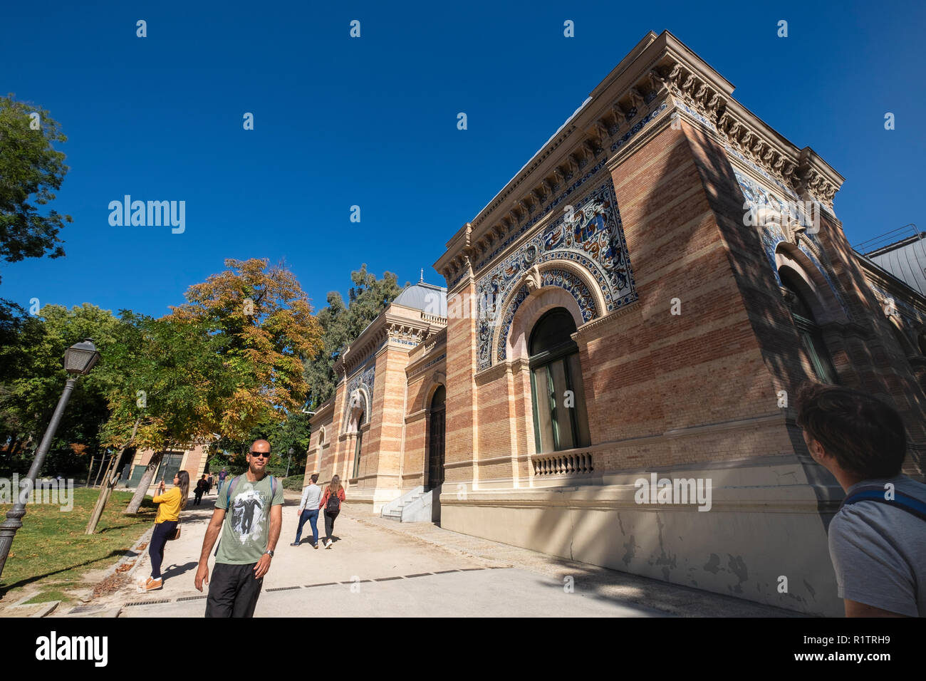 Exterior del Palacio de Velázquez en el Parque del Retiro, Madrid