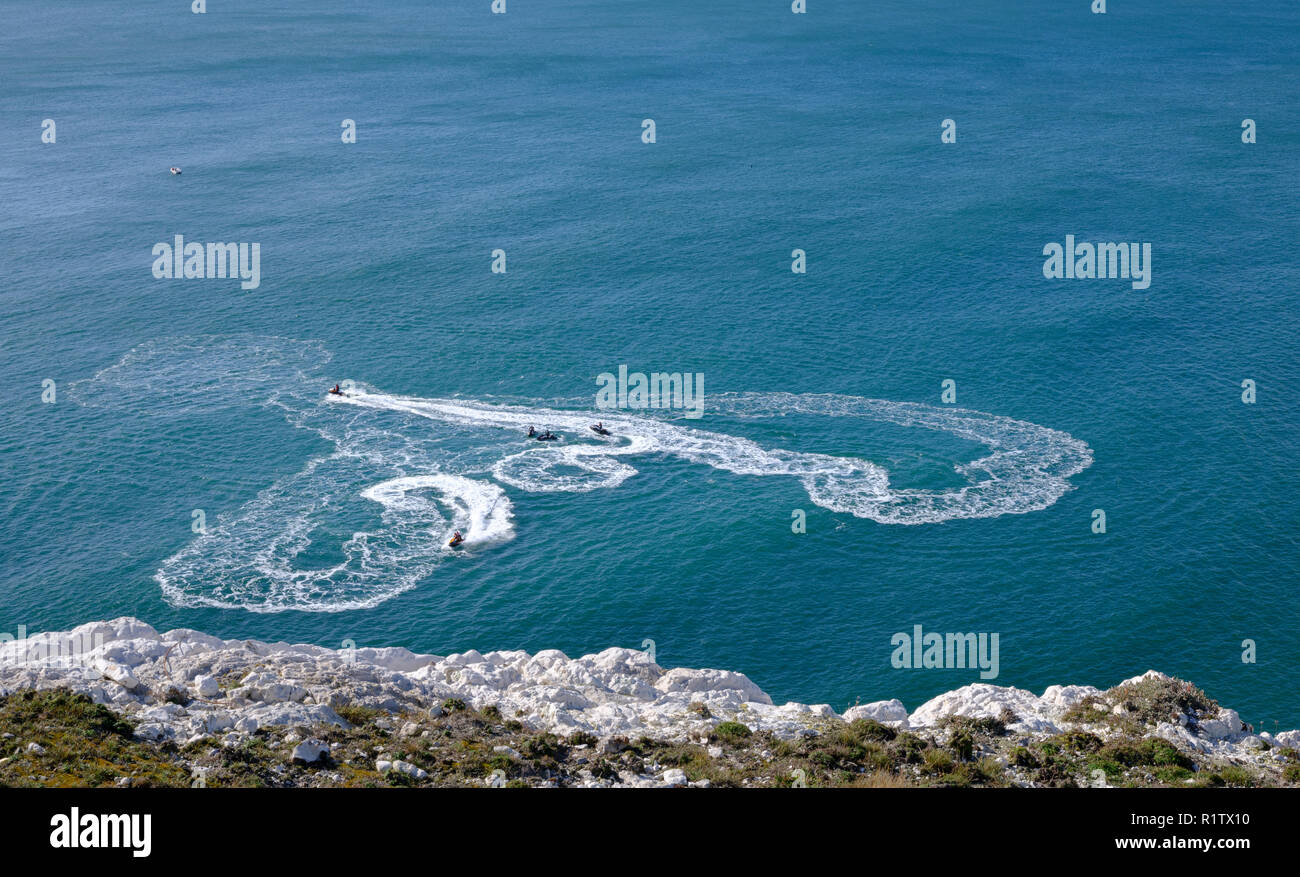 Jet Skis crear patrones con sus wash cerca de las agujas, en la Isla de Wight en el Reino Unido. Foto de stock