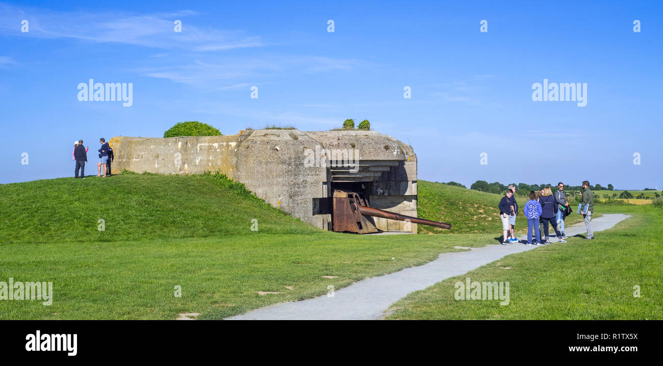 Los turistas con guía de visita bunker de la Batterie Le Chaos, parte de la Atlantikwall en Longues-sur-Mer, Normandía, Francia Foto de stock