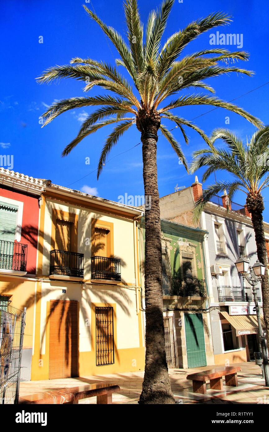 Del hondón de Las Nieves, Alicante, España - 31 de octubre de 2018, calles  y coloridas fachadas de la ciudad de del Hondón de Las Nieves, en Alicante,  España en azul Fotografía