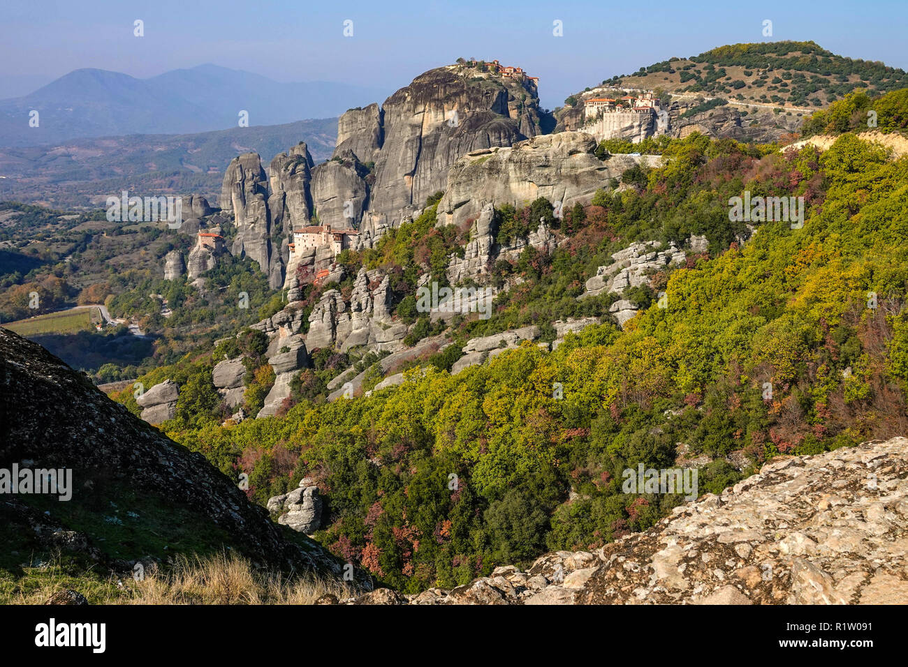 Meteora, sitio del patrimonio mundial de la UNESCO, torres de conglomerado y monasterios, Grecia Foto de stock